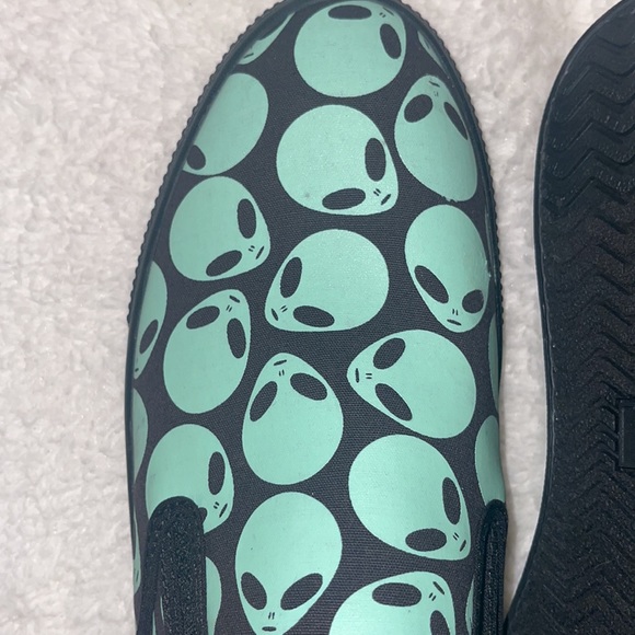 ❤️NEW!!!❤️ RARE! TOMS Alien Slip On Shoes. - Picture 6 of 8